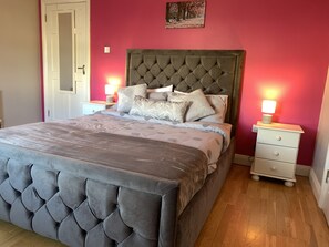 4 camere, una scrivania, ferro/asse da stiro, culla da viaggio