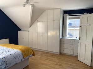 4 Schlafzimmer, Schreibtisch, Bügeleisen/Bügelbrett, kostenloses WLAN