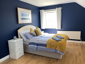 4 chambres, bureau, fer et planche à repasser, lit parapluie