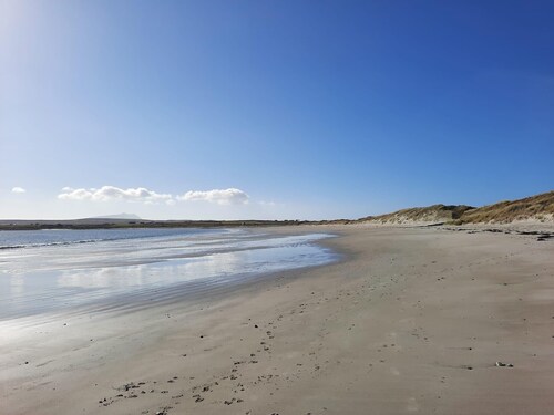 Seascape - on the edge of town! 4 bedrooms, each with its own bathroom!!