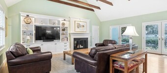 Beautiful home on cul-de-sac 1 mile from Concord Center for 250th Anniversary