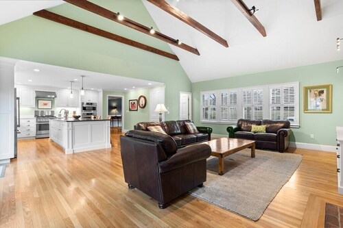 Beautiful home on cul-de-sac 1 mile from Concord Center for 250th Anniversary