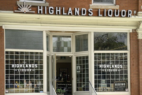 A storefront with a sign reading "HIGHLANDS LIQUOR".
