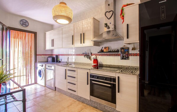 Frigorífico, microondas, horno y placa de cocina