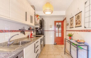 Frigorífico, microondas, horno y placa de cocina