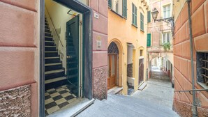 A narrow alleyway with a staircase leading to a building entrance. - 2 bedroom gorgeous apartment in Camogli (Camogli)