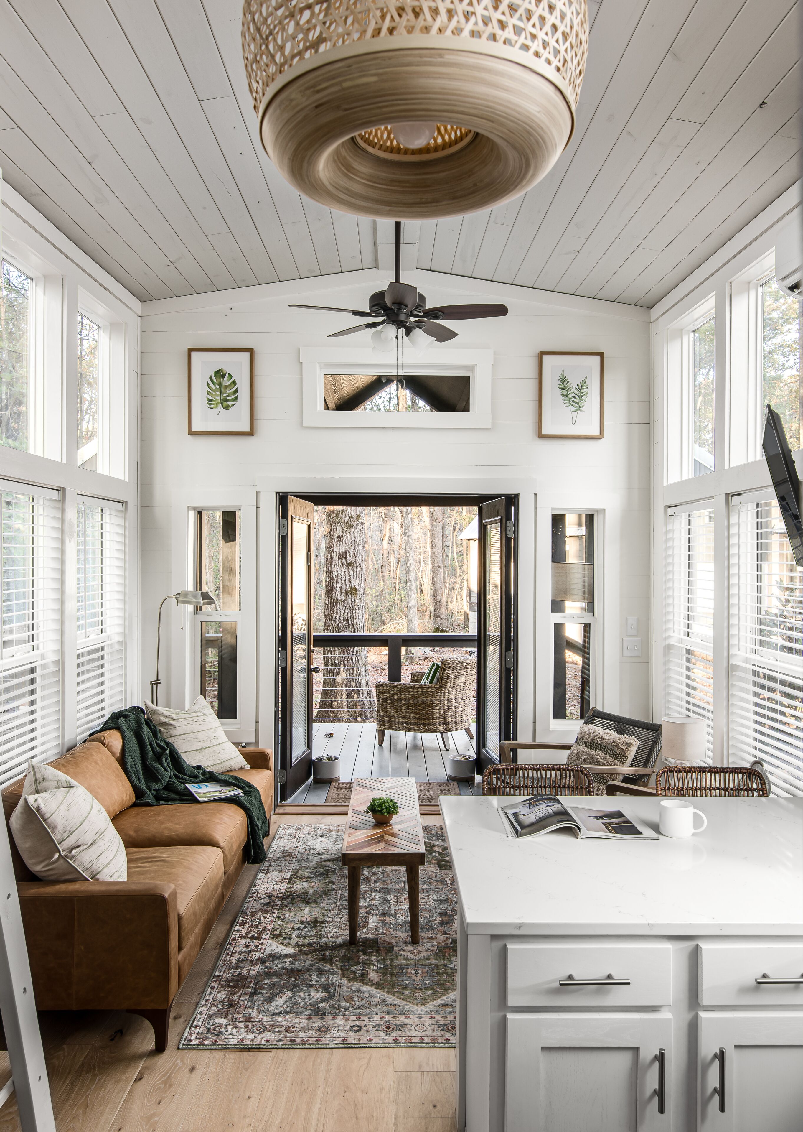 Smart-TV, DVD-spiller, bøker og filmbibliotek