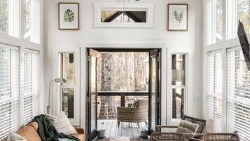 Smart-TV, DVD-Player, Bücher, Videothek