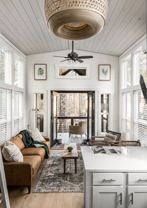 Smart-TV, DVD-spiller, bøker og filmbibliotek