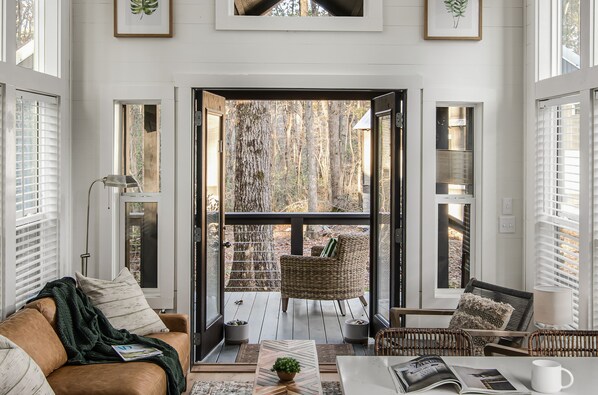 Smart-TV, DVD-spiller, bøker og filmbibliotek