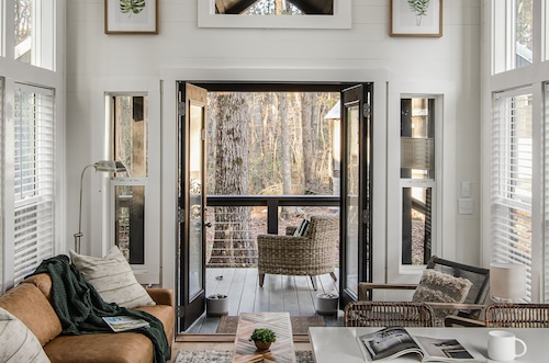 Enjoy the lake & mountain retreat at The Water & Woods Tiny Home