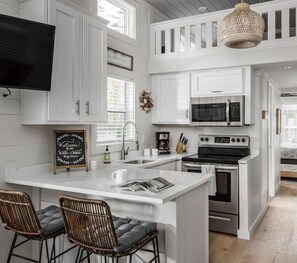 Kjøleskap, mikrobølgeovn, ovn og kokeplater