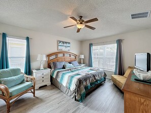 4 bedrooms, desk, travel cot, free WiFi - Family Fun 4-Bedroom Resort Home HEATED PRIVATE POOL/SPA 4 miles to theme parks! (Kissimmee)