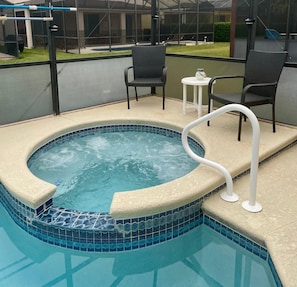 Utomhuspool och uppvärmd pool