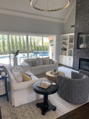 TV, caminetto, tavolo da ping pong, libri