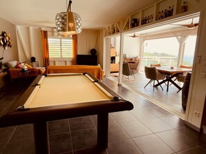 106-cm LED TV with cable channels, TV, Netflix - DOMAINE DE MAPOU (Les Anses-d'Arlets)