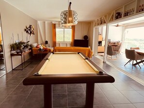106-cm LED TV with cable channels, TV, Netflix - DOMAINE DE MAPOU (Les Anses-d'Arlets)