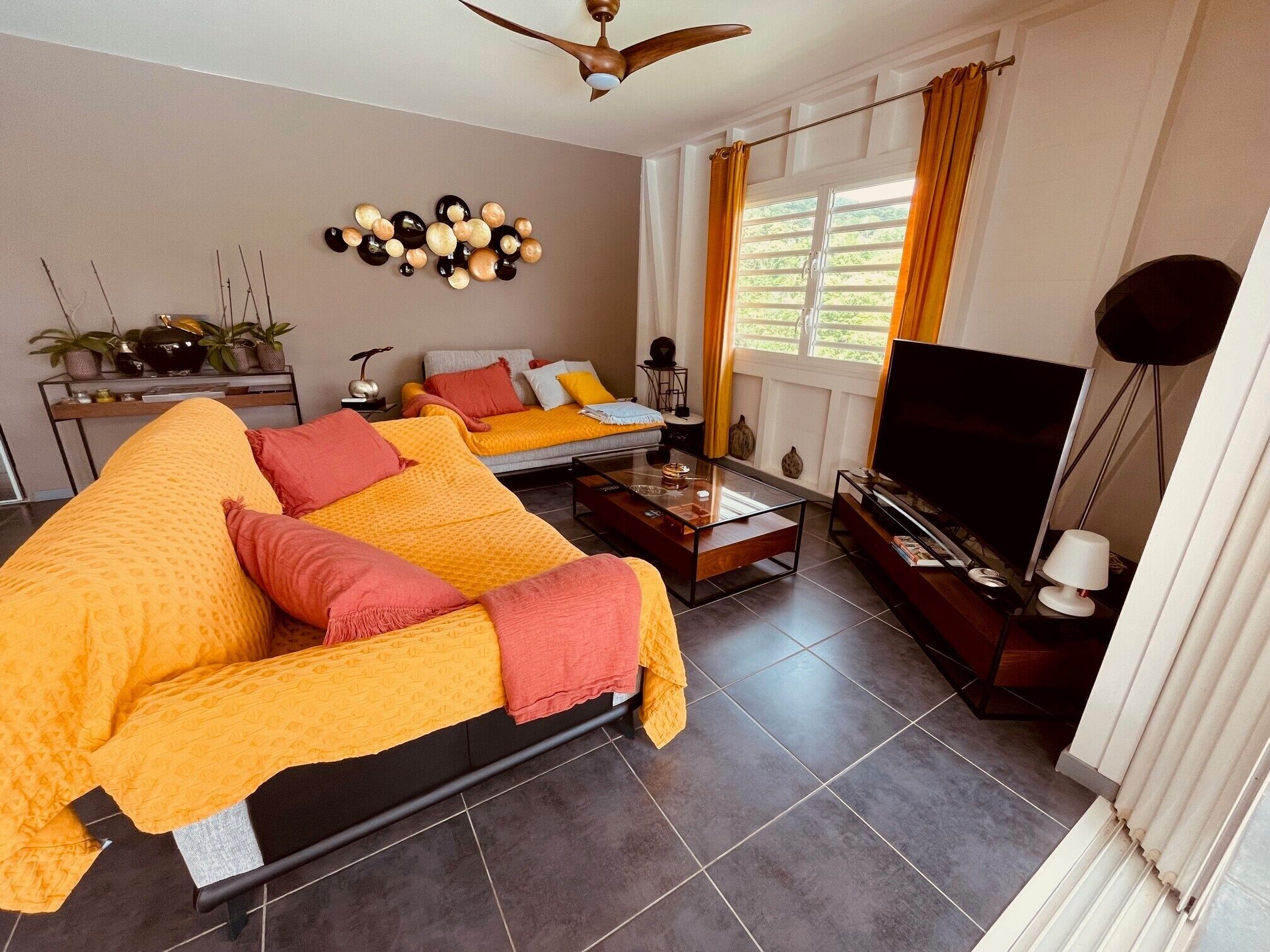 106-公分LED 液晶電視、有線頻道、電視、Netflix