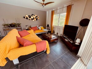 106-cm LED TV with cable channels, TV, Netflix - DOMAINE DE MAPOU (Les Anses-d'Arlets)