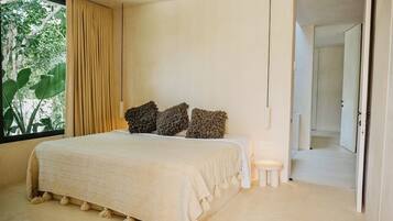 5 habitaciones, caja de seguridad en la habitación y escritorio