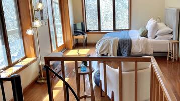 4 habitaciones, escritorio y tabla de planchar con plancha
