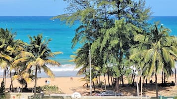 PĂ„ stranden och solstolar