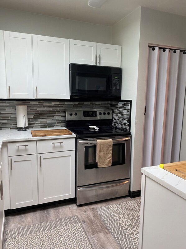 Réfrigérateur, micro-ondes, four, plaque de cuisson