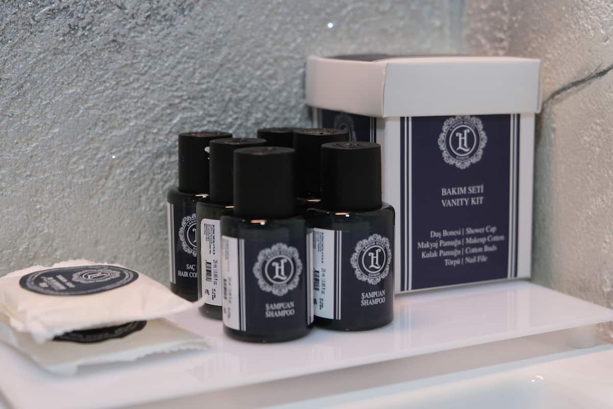 shower, rainfall showerhead, free toiletries, hair dryer