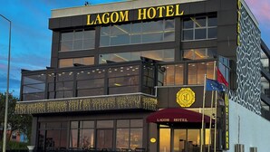 Un hotel moderno con un llamativo letrero que dice "Lagom Hotel".