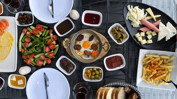 Se ofrece un desayuno bufé (250 TRY por persona)