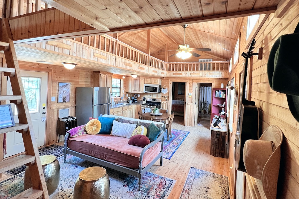 Texas Sun Cabin: Eight Acres with Trails and Amazing Sunset Views
