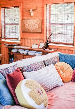 2 bedrooms, free WiFi, bed sheets - Texas Sun Cabin: Eight Acres with Trails and Amazing Sunset Views (Graham)