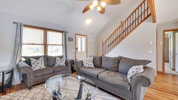 TV connectée, cheminée, livres