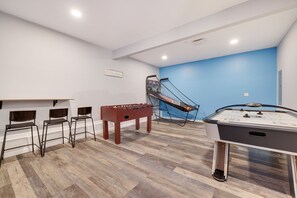 Games room - Peaceful Villa w Private POOL / AC/ game room / loft /WiFi Sleep 9 ☀️, ⛱️ (Albrightsville)