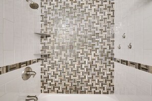 Ensemble douche/baignoire, sĂšche-cheveux, serviettes fournies, savon