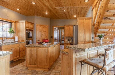 MAJESTIC VIEWS | Family Lodge | Large Deck