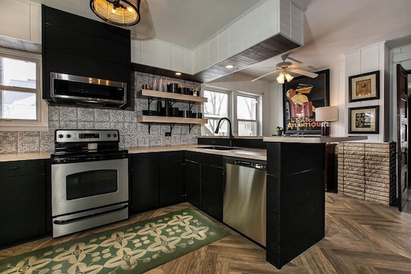 Een koelkast, een magnetron, een oven, een kookplaat