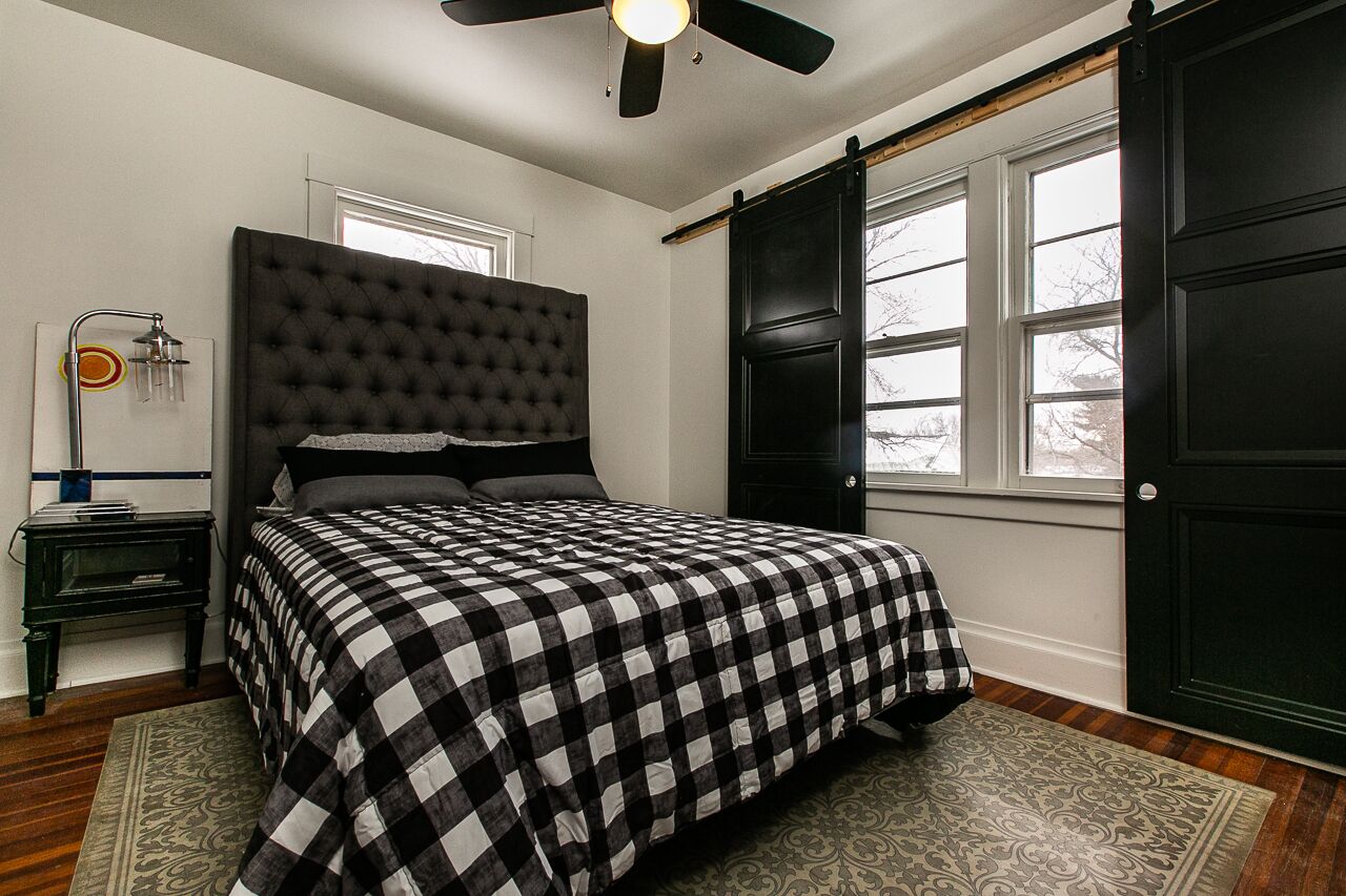 Pool with 5 beds downtown