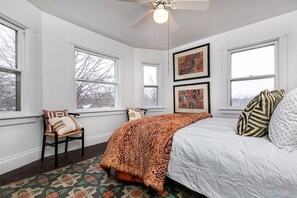 5 chambres, fer et planche à repasser, lit de bébé portatif