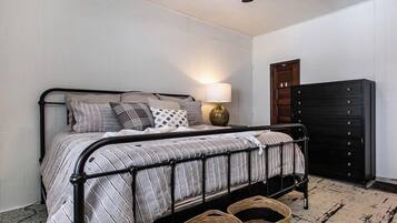 5 quartos, ferros/tábuas de passar roupa, berço de viagem