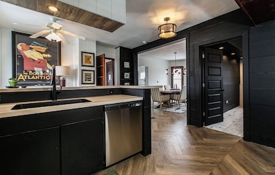 Pool with 5 beds downtown