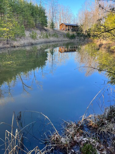 Romantic Red River Gorge Cabin w/ Hot Tub, Pond Views & Dog Friendly
