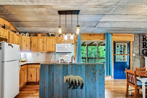Little Bear Cabin @ RRG-Dog Friendly-Hot Tub & Pond!