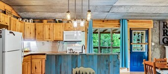 Little Bear Cabin @ RRG-Dog Friendly-Hot Tub & Pond!