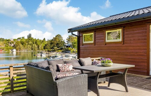 Cozy home in Sveio with WiFi