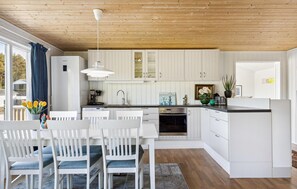 Frigorífico, horno, placa de cocina y lavavajillas