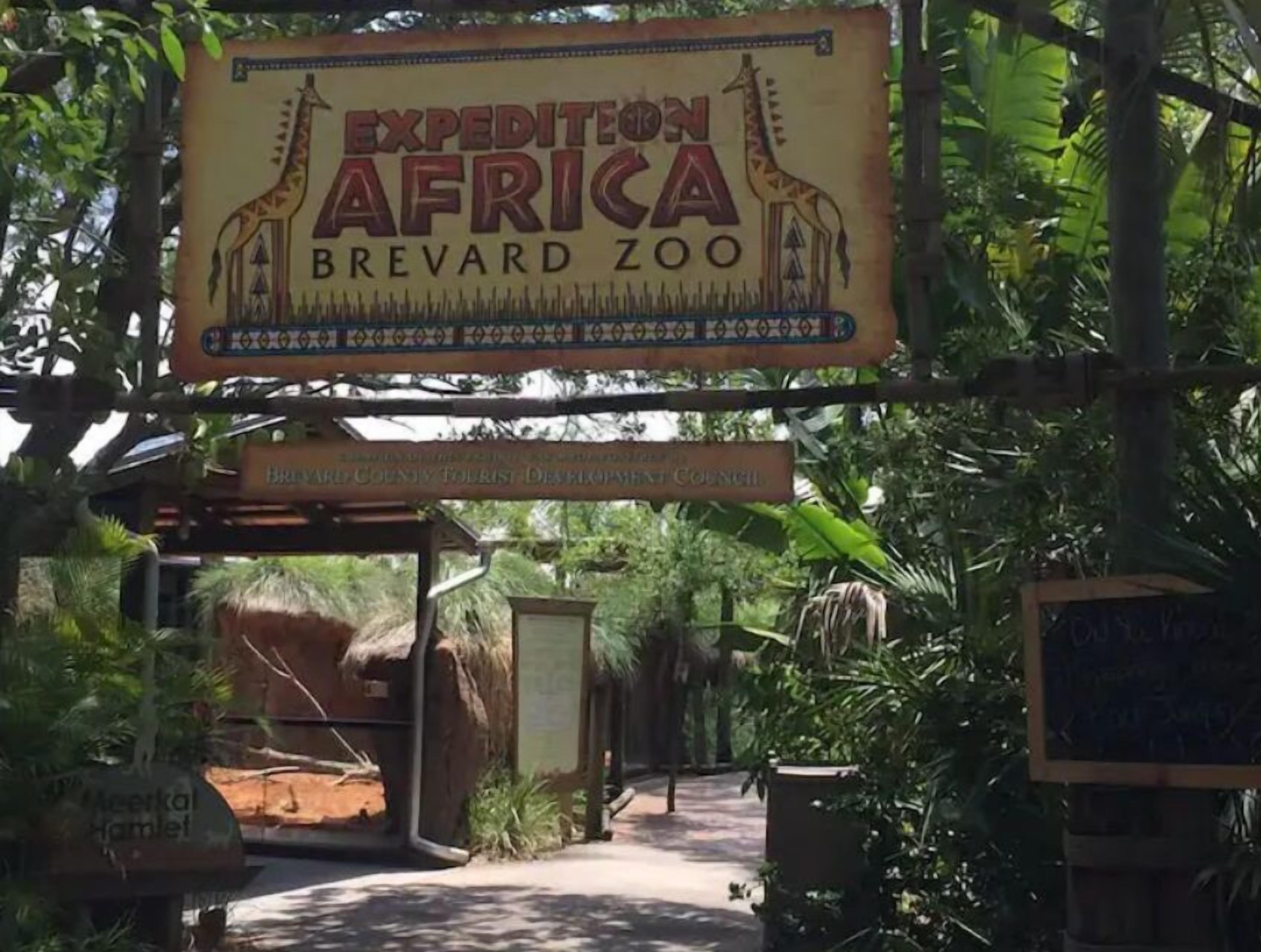 Schild mit der Aufschrift 'Expedition Africa Brevard Zoo' und einer Giraffenillustration.