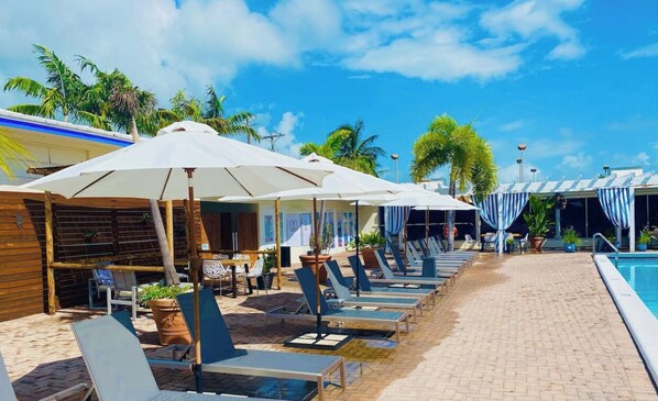 Utendørsbasseng og et oppvarmet basseng