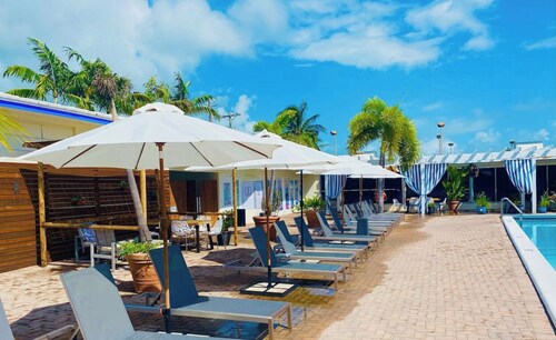 Waterfront Fun: Pool, Marina, Tiki Bar & Beach!