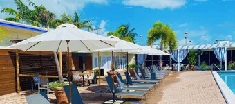 Canal View Condo – Pool, Balcony and Bar